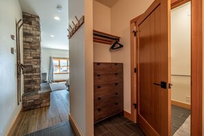 Zimmer, 1 King-Bett, barrierefrei, Nichtraucher | Individuell dekoriert, individuell eingerichtet, Schreibtisch