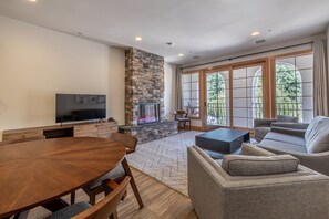 Suite, Multiple Beds, Non Smoking, City View | Individually decorated, individually furnished, desk, soundproofing - Alpen Dorf Pension (Leavenworth)