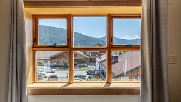 Room, 1 King Bed, Accessible, Non Smoking | Individually decorated, individually furnished, desk, soundproofing