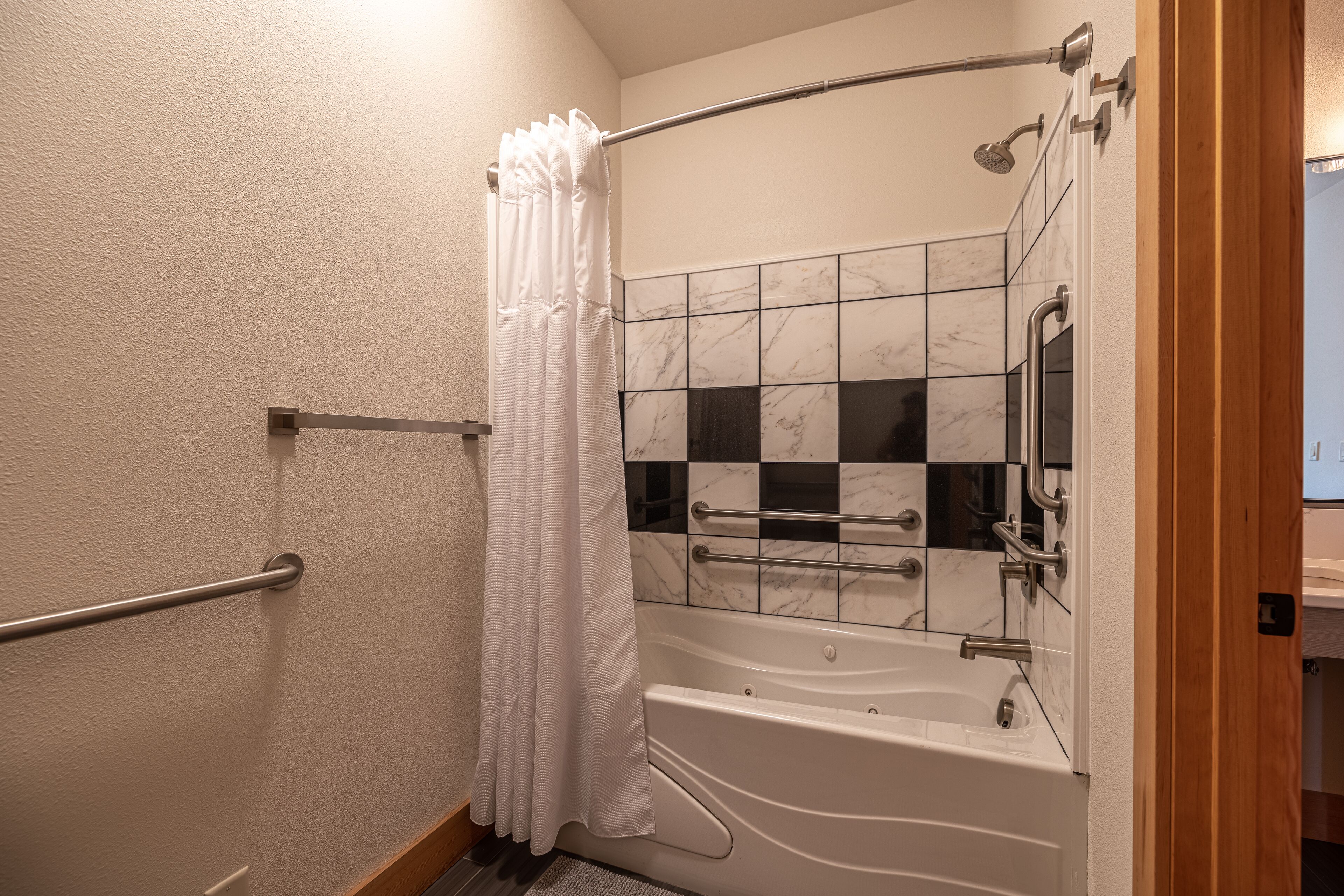 room, 1 king bed, accessible, non smoking | bathroom | combined shower/bathtub, jetted bath, free toiletries, towels