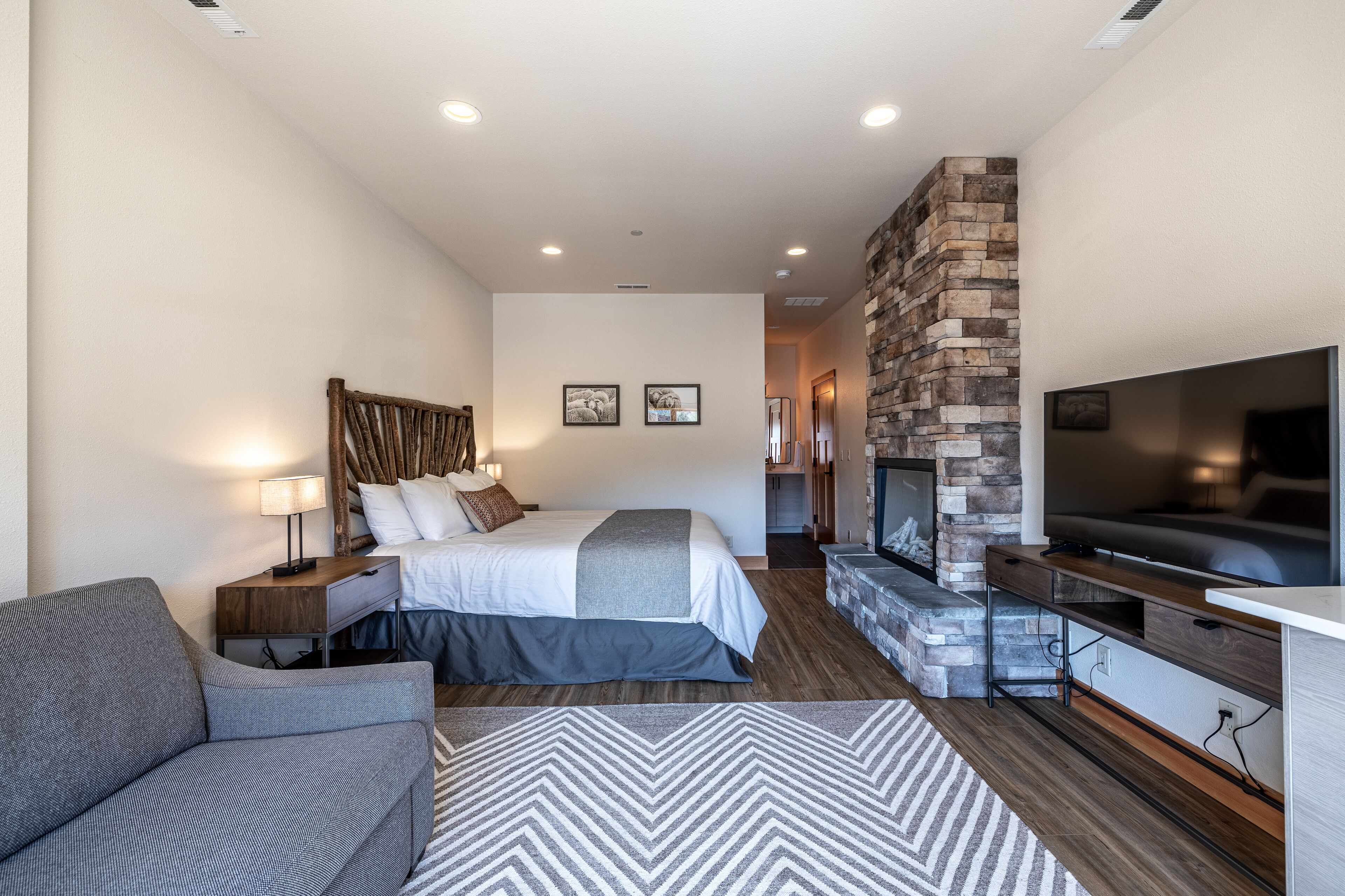 room, 1 king bed, accessible, non smoking | individually decorated, individually furnished, desk, soundproofing