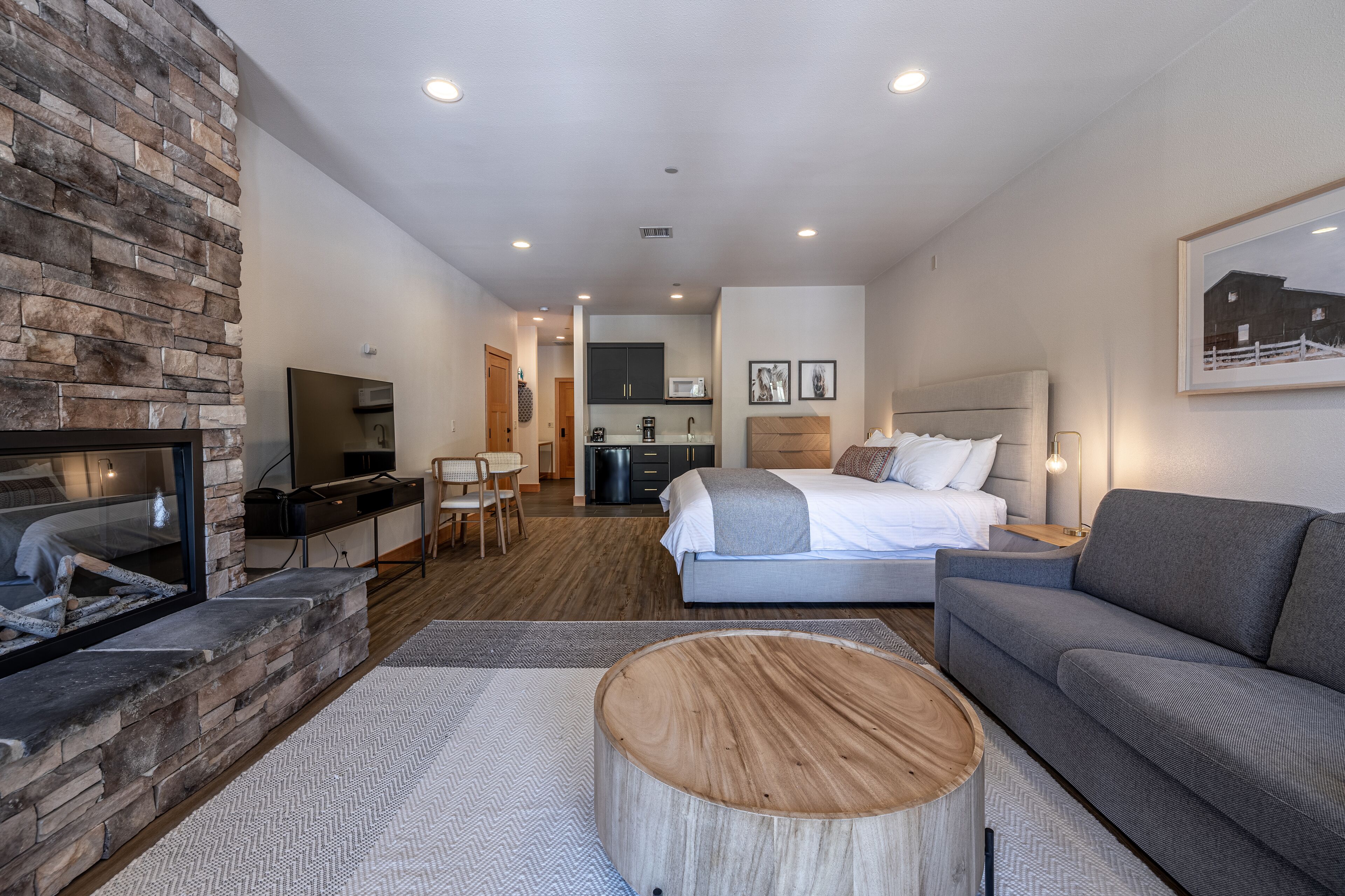 suite, 1 king bed, non smoking, city view | individually decorated, individually furnished, desk, soundproofing