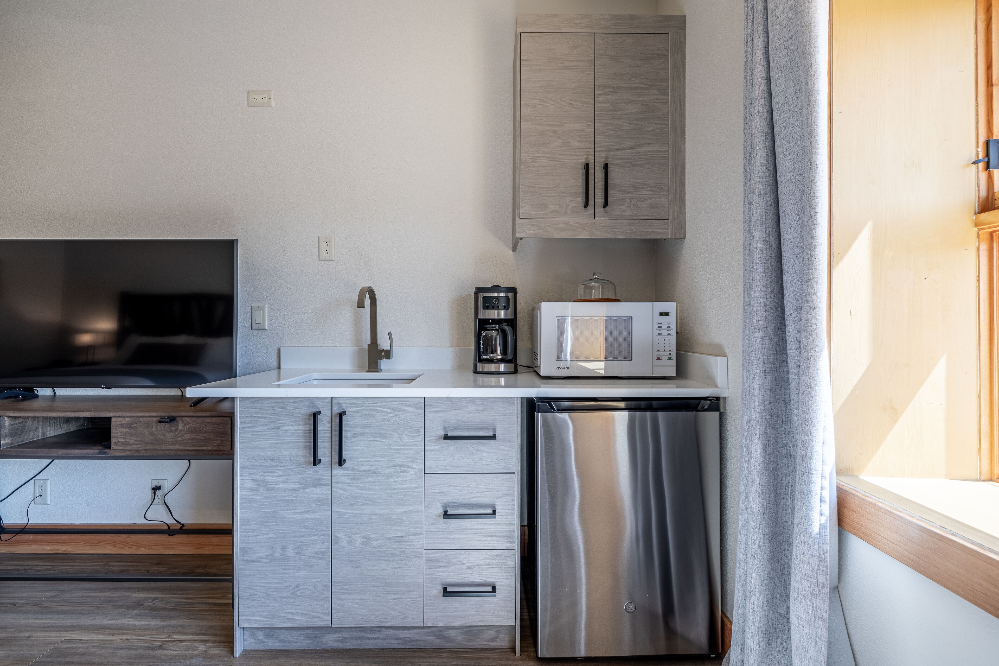 room, 1 king bed, accessible, non smoking | individually decorated, individually furnished, desk, soundproofing