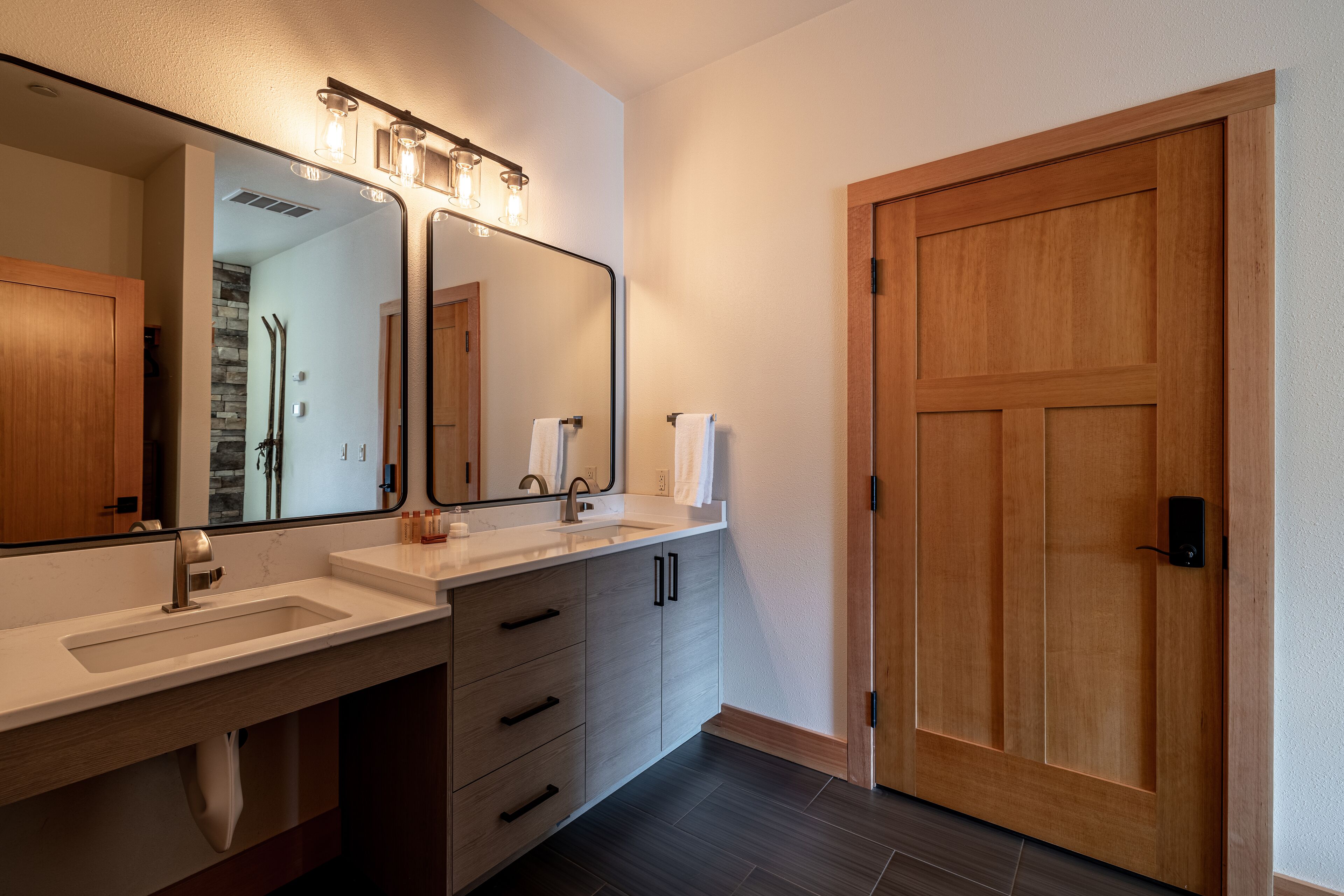 room, 1 king bed, accessible, non smoking | individually decorated, individually furnished, desk, soundproofing