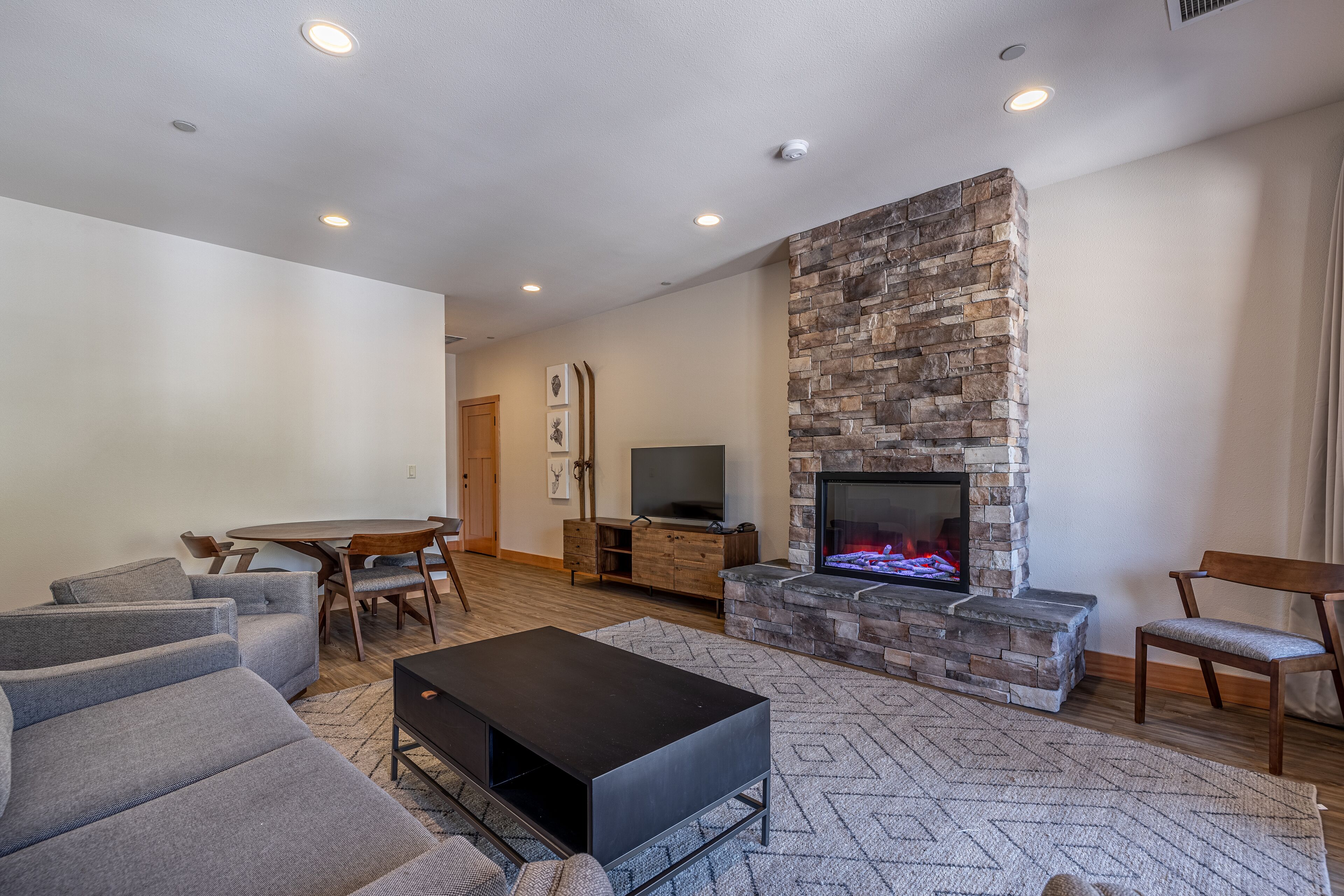 suite, multiple beds, non smoking, city view | individually decorated, individually furnished, desk, soundproofing