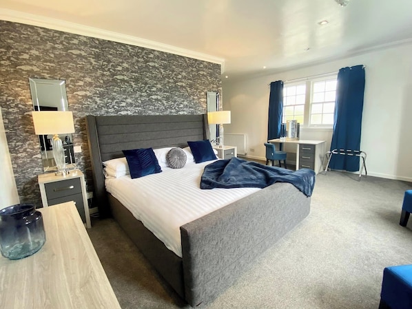 Quarto luxo | Cortinas blackout, ferros/tábuas de passar roupa, Wi-Fi de cortesia