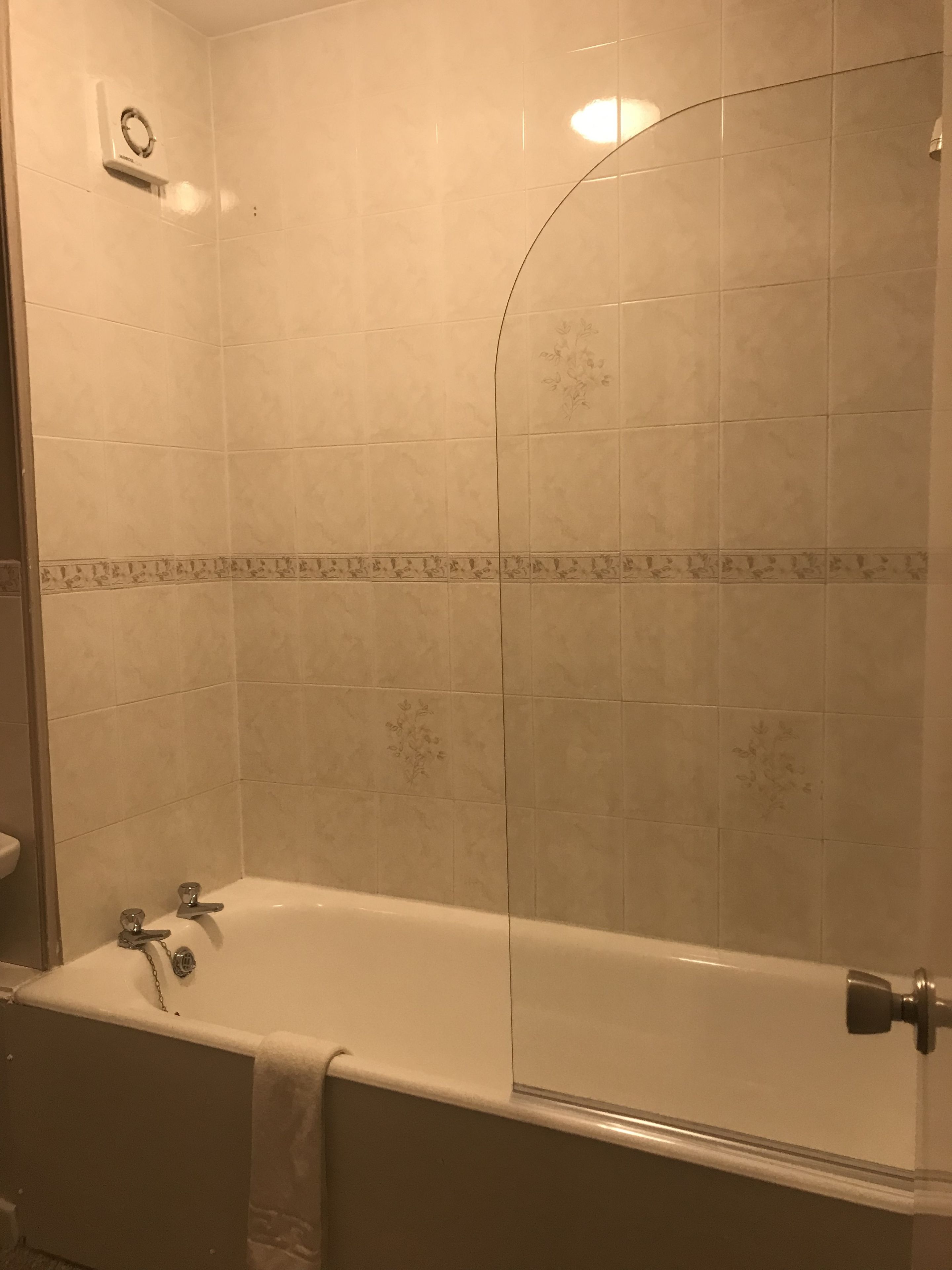 Un baño con bañera, ducha e inodoro.
