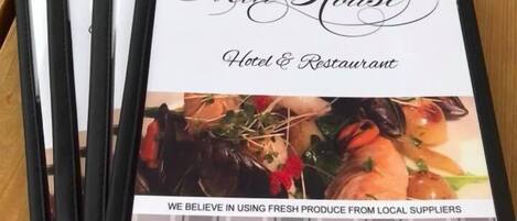 Un menú del The Mill House Hotel & Restaurant, destacando su compromiso con productos frescos de proveedores locales.