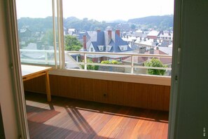 Interior - Fully equipped studio with balcony, view of the sea, the marina and the city (Saint-Valery-En-Caux)