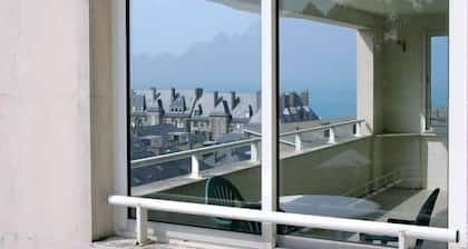 Voll ausgestattetes Studio mit Balkon, Blick auf das Meer, den Yachthafen und die Stadt