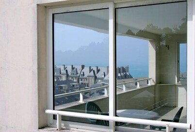 Fully equipped studio with balcony, view of the sea, the marina and the city
