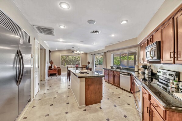 Traditional House, Multiple Beds, Non Smoking, Mountain View | Private kitchen | Full-size fridge, microwave, oven, stovetop - Kierland (Scottsdale)