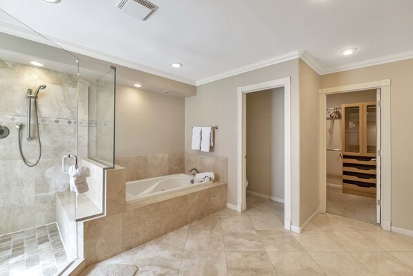 Maison traditionnelle, Plusieurs lits, non-fumeur, vue sur la montagne | Salle de bain | Baignoire et douche séparées, baignoire à remous, douche cascade