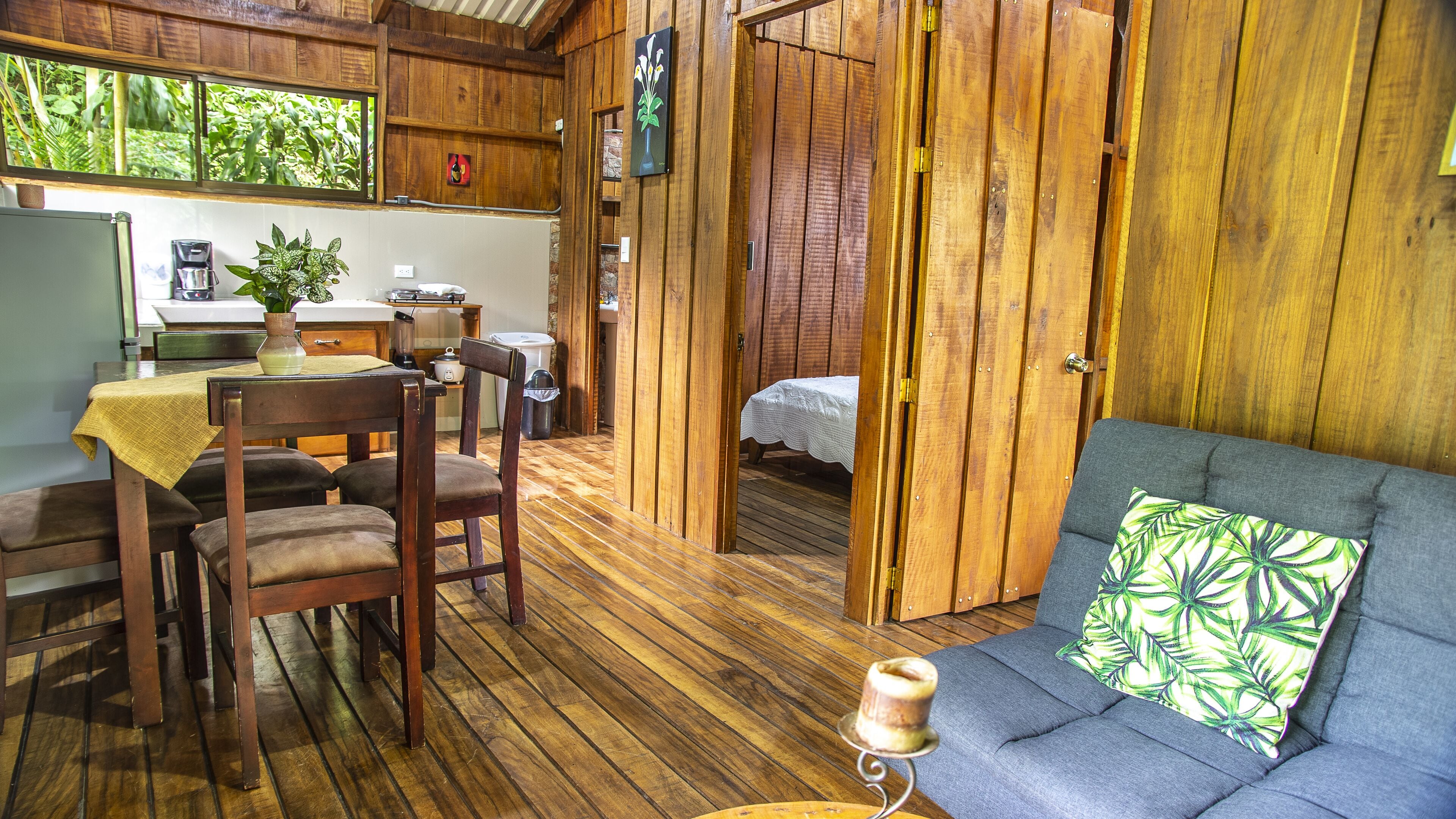 Cabane Familiale, 2 chambres, vue lac | Coin séjour | Télévision à écran plat de 32 pouces avec chaînes numériques, télévision