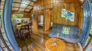 Cabaña familiar, 2 habitaciones, vista al lago | Área de sala de estar | Televisión de pantalla plana de 32 pulgadas con canales digitales 