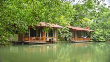 Bungalow estándar, 1 cama doble con sofá cama, vistas al lago | 1 dormitorio, minibar, wifi gratis y ropa de cama