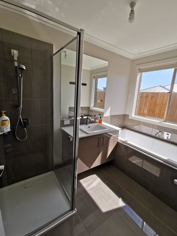 Family House, Multiple Beds, Non Smoking | Bathroom | Towels