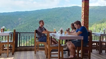 Serveert ontbijt, lunch, diner, Aziatische gerechten
