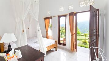 Escritorio, cortinas blackout y insonorización