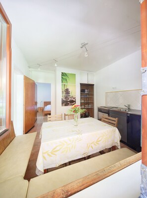 Cortinas blackout, wifi gratis y ropa de cama 