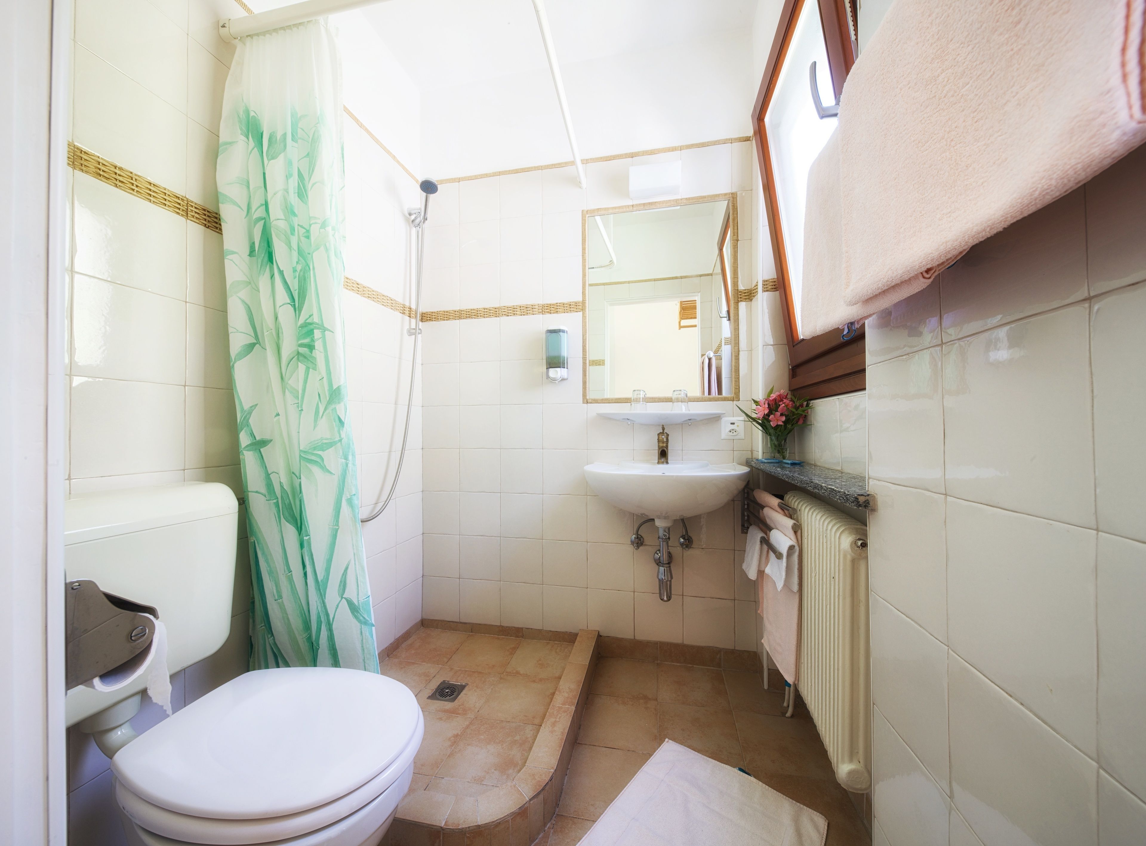 bamboostyle room | bathroom | shower, free toiletries, hair dryer, towels