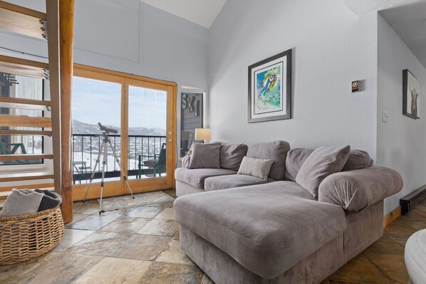 Televisión y chimenea 