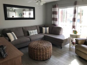 Fernseher, DVD-Player, Bücher, Videothek