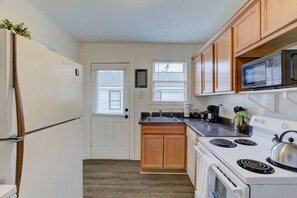 Fridge, microwave, oven, stovetop - Gated Midtown Cottage with Perfect Location! (Memphis)