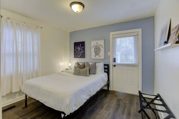 1 bedroom, desk, iron/ironing board, WiFi