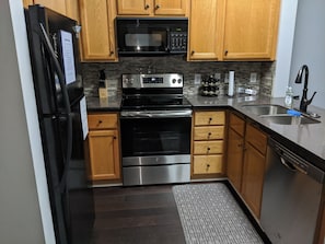 Refrigerador, microondas, horno y parrilla de estufa