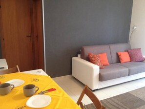 Una televisión, un reproductor estéreo