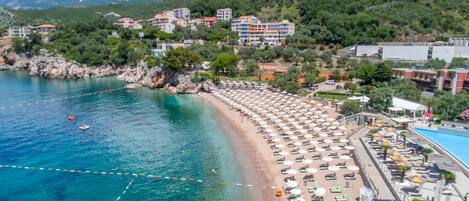 Sulla spiaggia, lettini da mare, teli da spiaggia