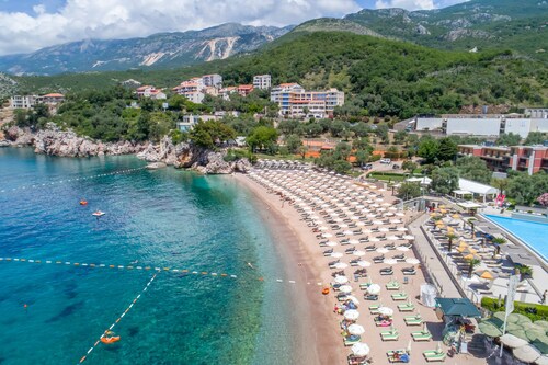 Beachfront 2BR Apartment with Terrace & Sea View