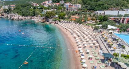 Beachfront 2BR Apartment with Terrace & Sea View