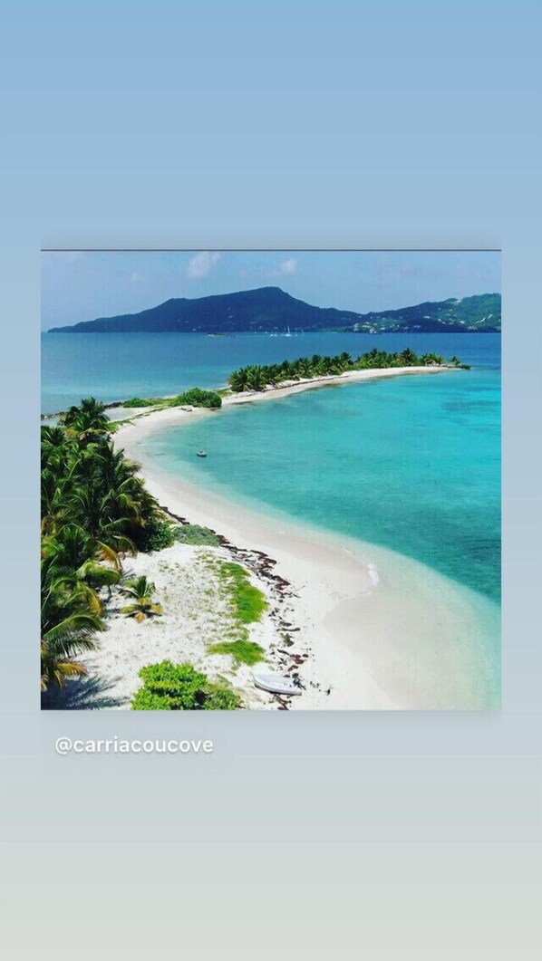 Ranta lähistöllä, aurinkotuoleja, rantapyyhkeitä