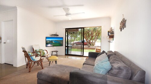 Comfortable 2BR coastal unit with WiFi, BBQ area, parking & linen included, close to beach
