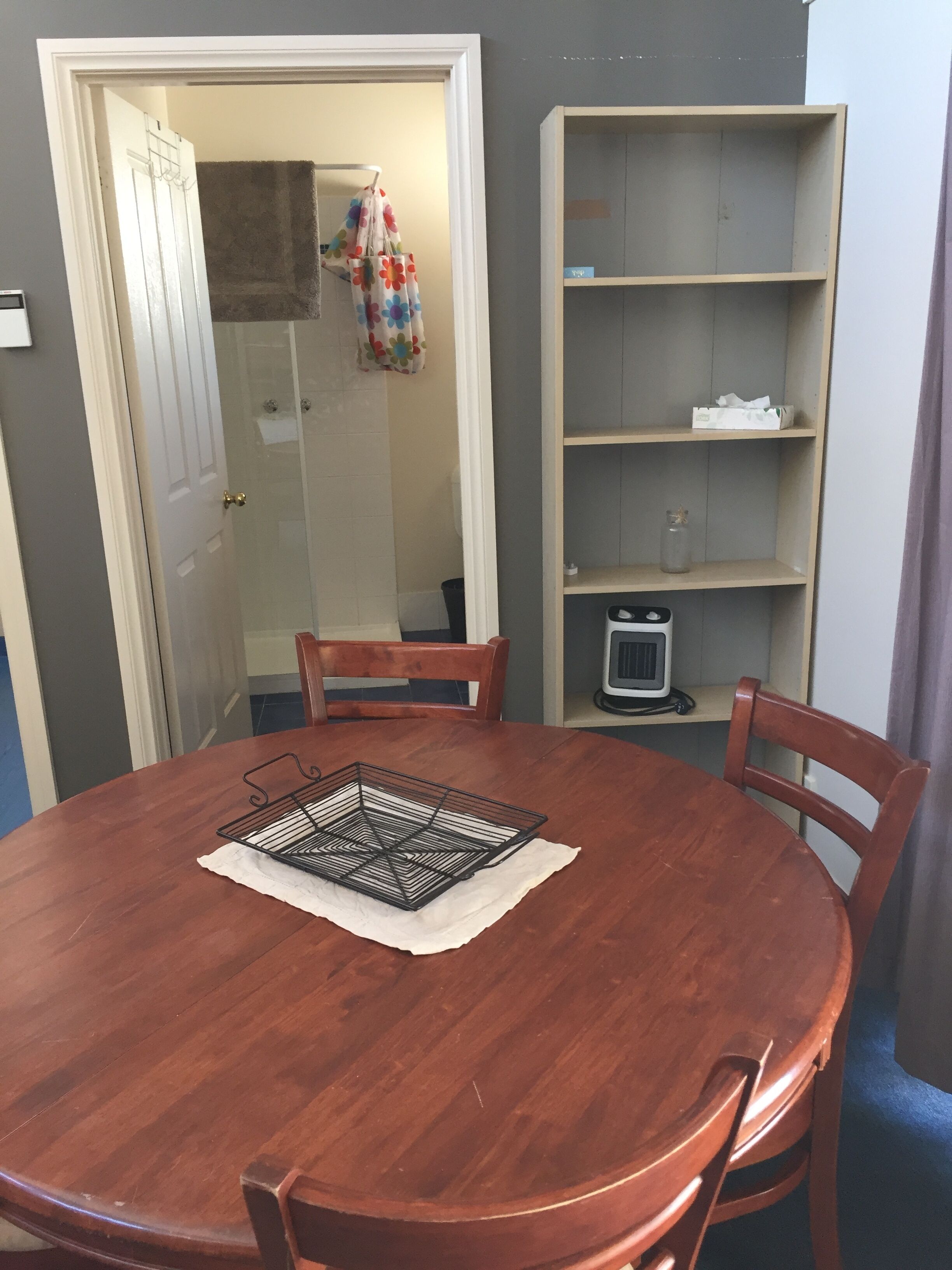 Charming Hilltop Cottage: Lake view with lots of garden around — image 8