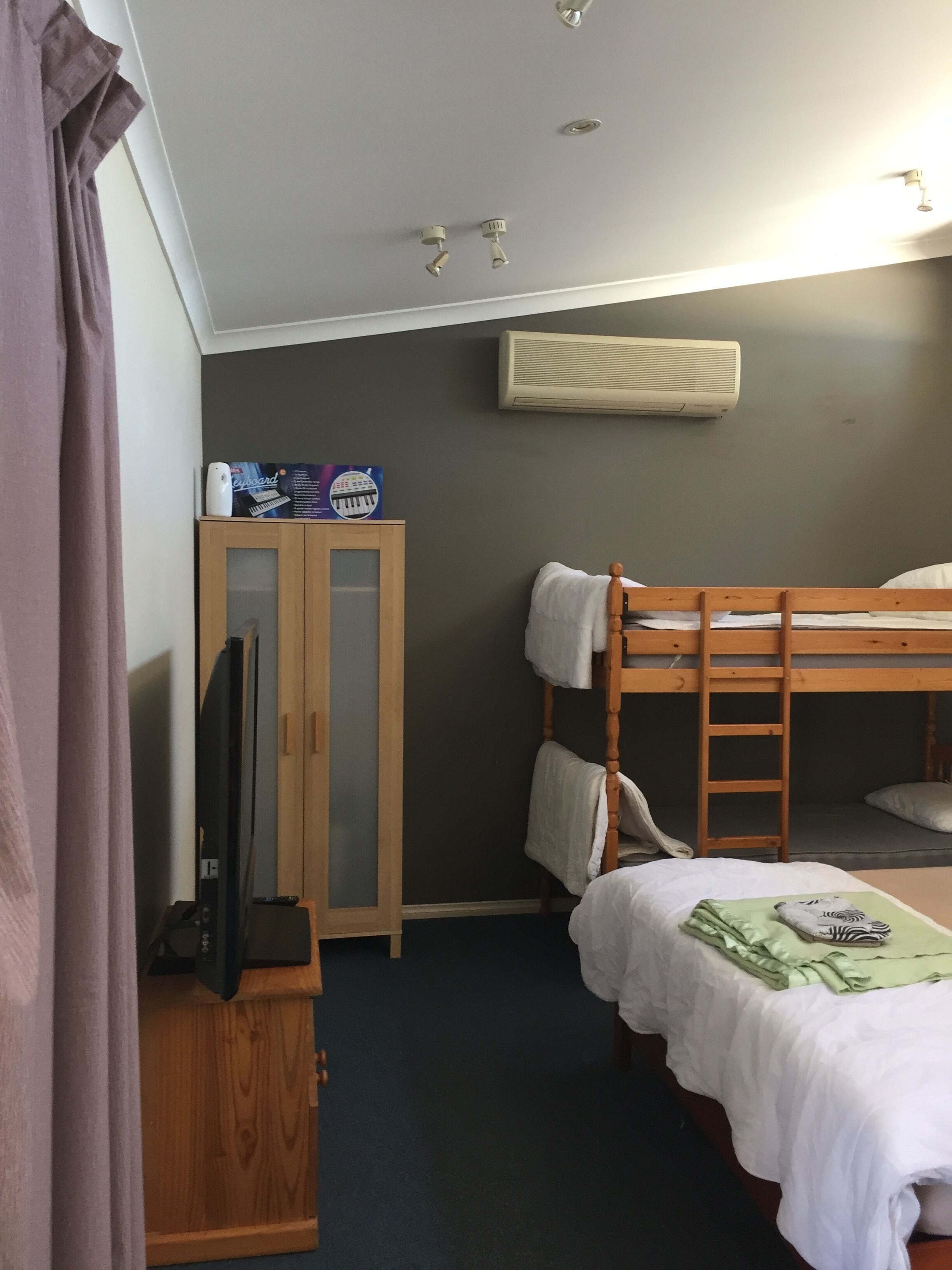 Charming Hilltop Cottage: Lake view with lots of garden around — image 6