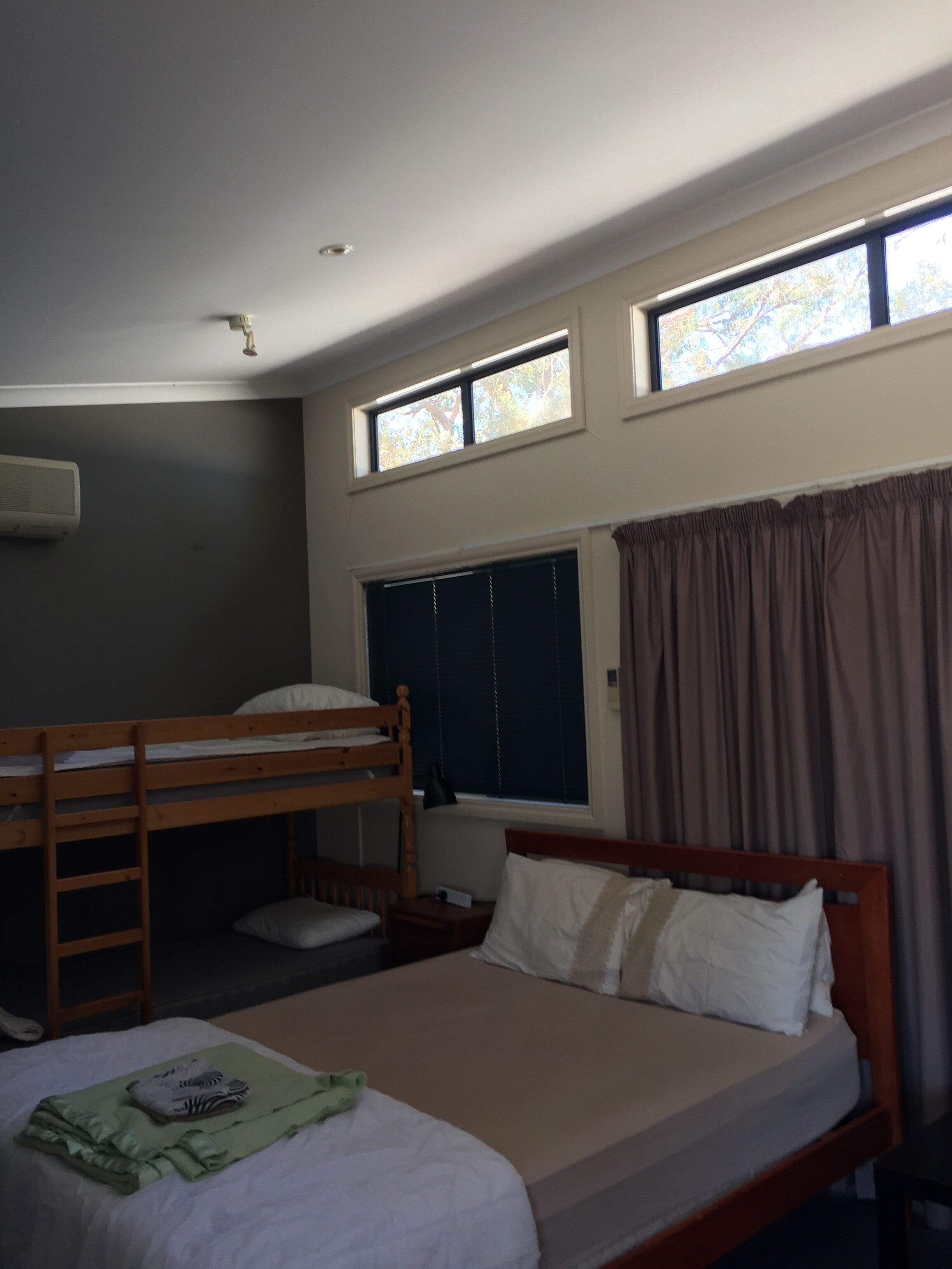 Charming Hilltop Cottage: Lake view with lots of garden around — image 9