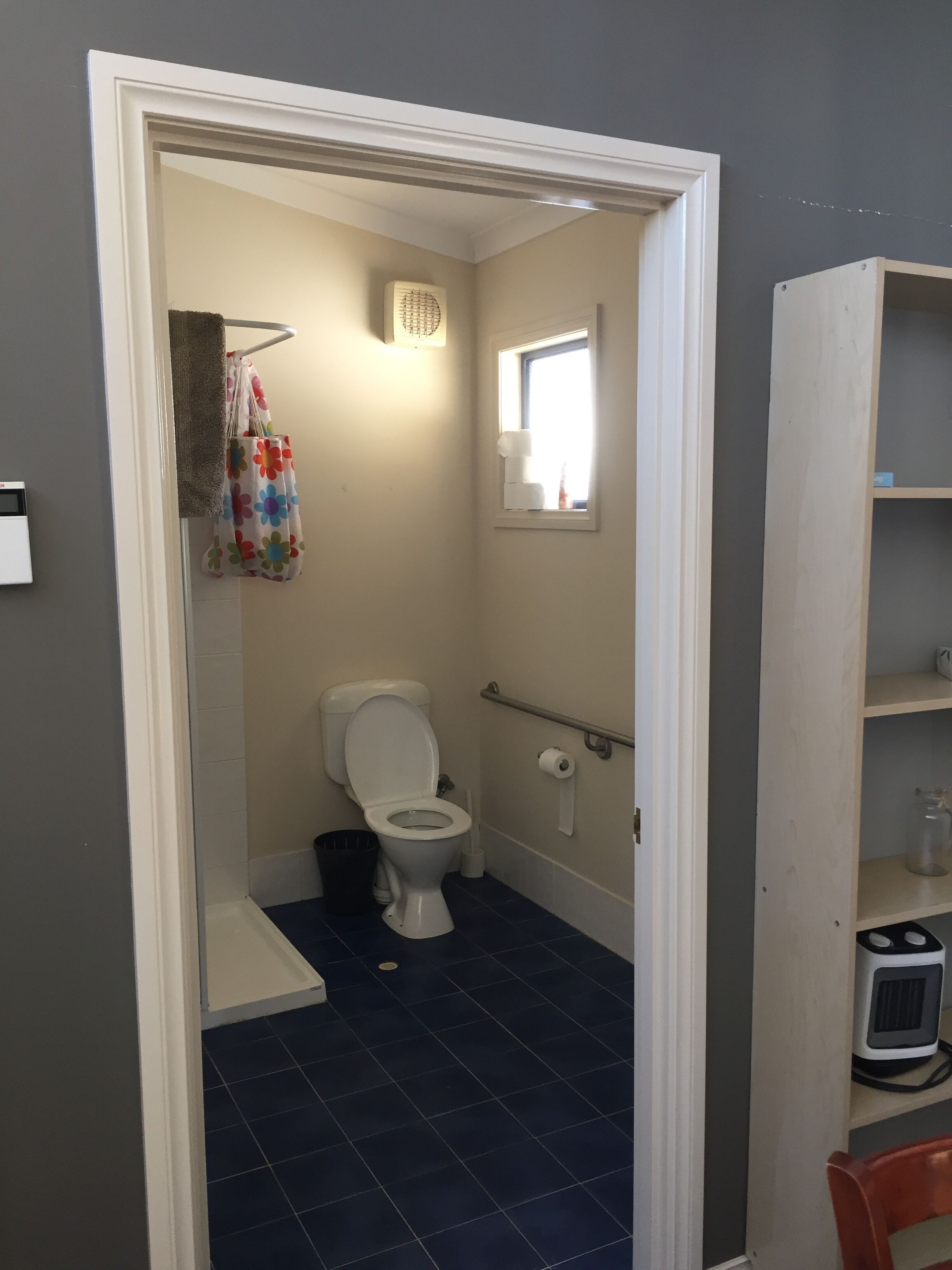 Charming Hilltop Cottage: Lake view with lots of garden around — image 7