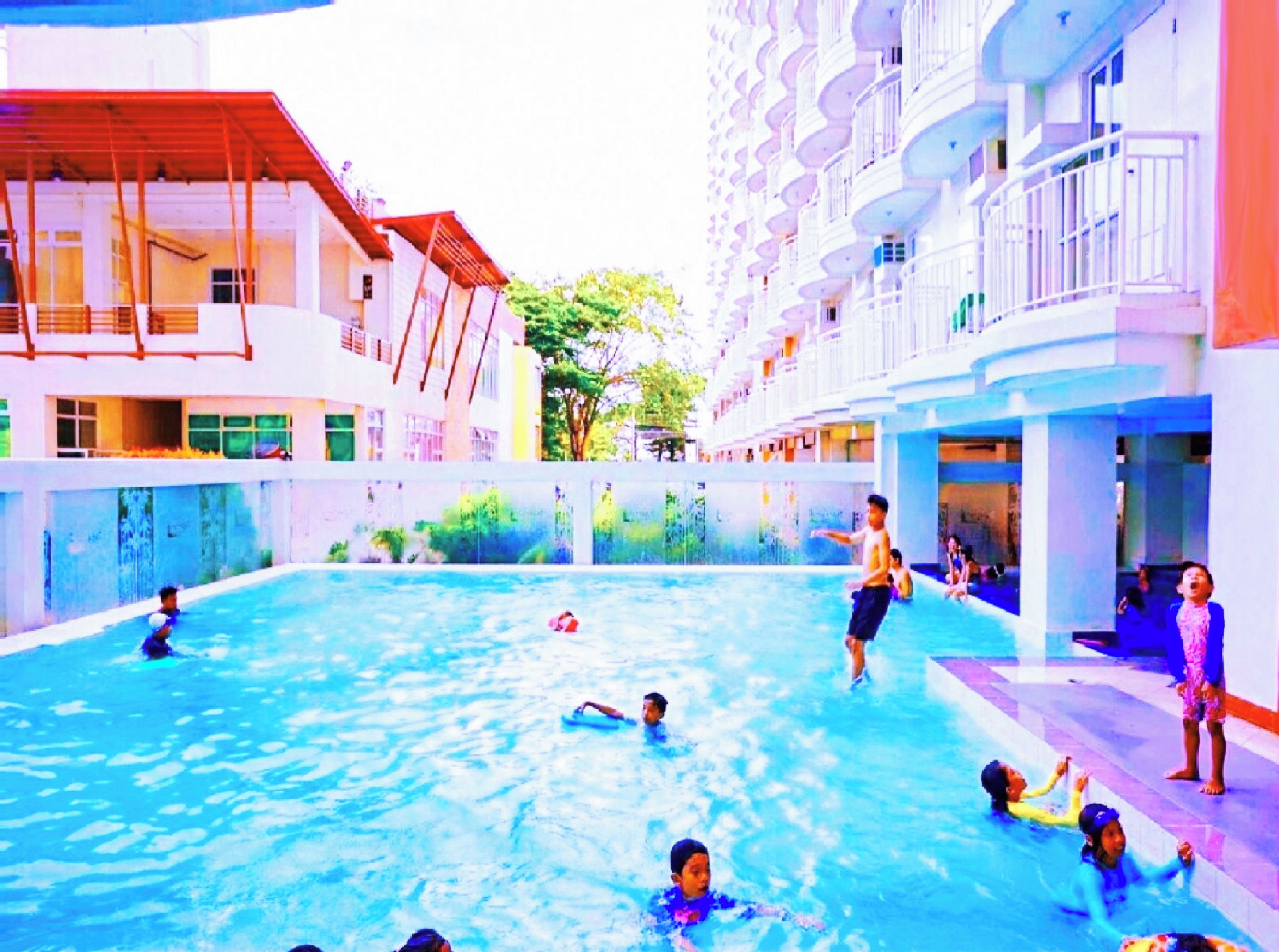 Ein Innenpool mit mehreren Balkonebenen und einem Poolbereich.