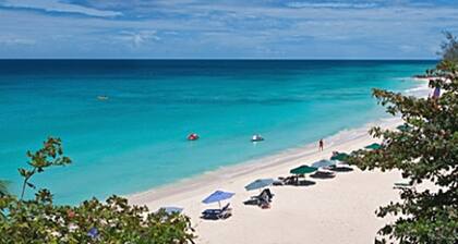 Frente a la playa, lujo para familias en Vibrant St. Lawrence Gap
