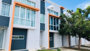 Un immeuble moderne à plusieurs étages, doté de grandes fenêtres et d’un toit plat.