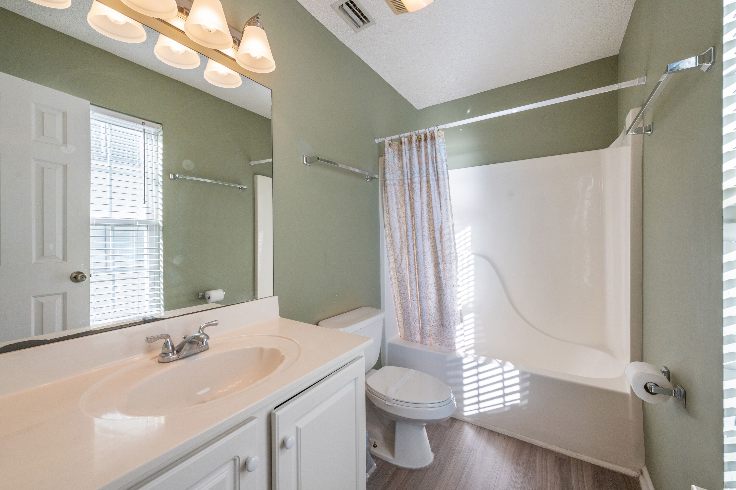 Une salle de bain avec un lavabo, des toilettes et une baignoire.