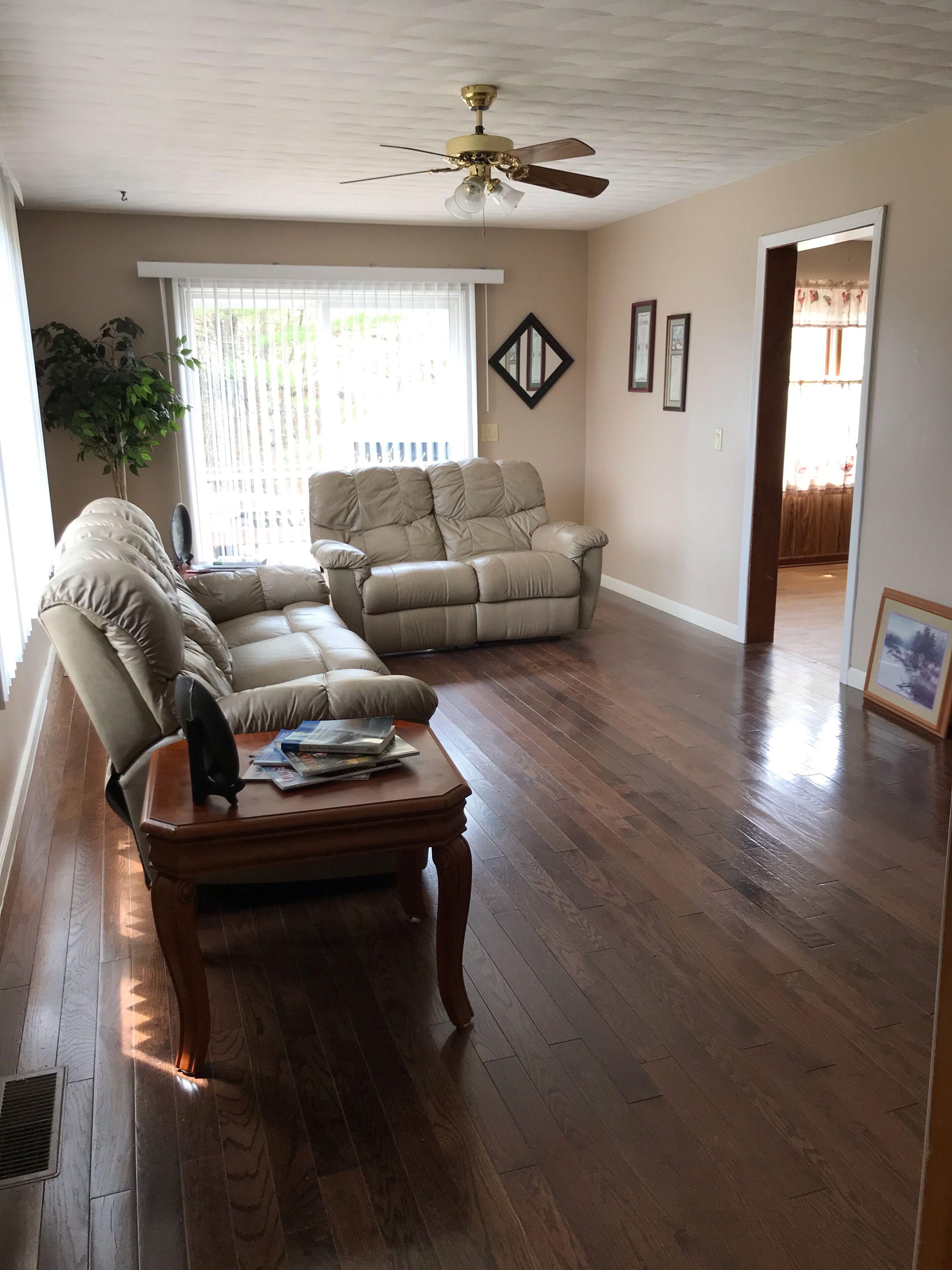 Televisión, videojuegos, reproductor de DVD y futbolito 