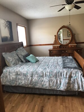 2 bedrooms, free WiFi, bed sheets - We are “Blessed” we was not effected by the hurricane destruction!  (Grassy Creek)