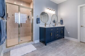 Bathtub, hair dryer, towels, shampoo - Lakefront Retreat, with private boat dock, beautiful open water view (Mooresville)