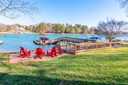 Lakefront Retreat, with private boat dock, beautiful open water view