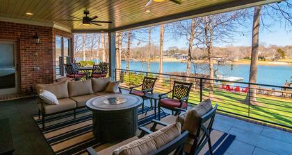 Lakefront Retreat, with private boat dock, beautiful open water view