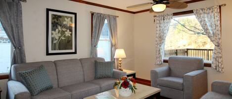 智能电视、DVD 播放器、桌上足球、书